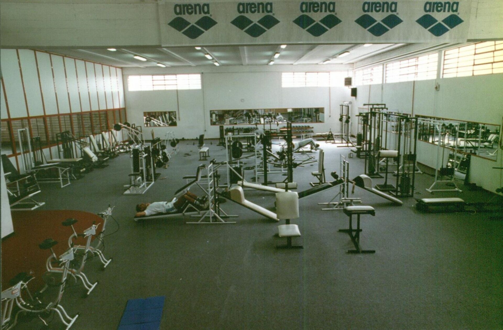 Ampia sala fitness anni '80 con attrezzature per allenamento completo presso Ego Wellness.