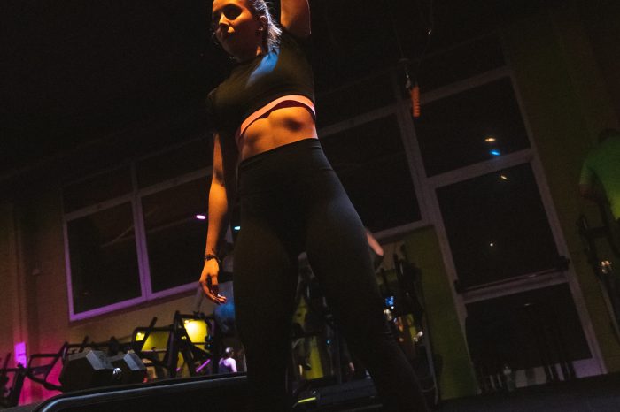 Donna che solleva un manubrio in palestra Ego Wellness.