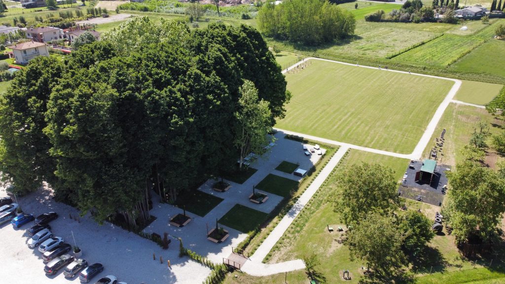 Vista aerea di Ego Park con aree verdi e spazi per attività all'aperto.