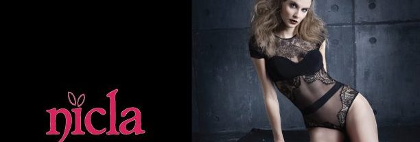 Modella in lingerie elegante con logo Nicla