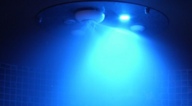 Effetto nebbia fredda illuminata da luce blu in una spa, per un’esperienza di cromoterapia e rinfresco.