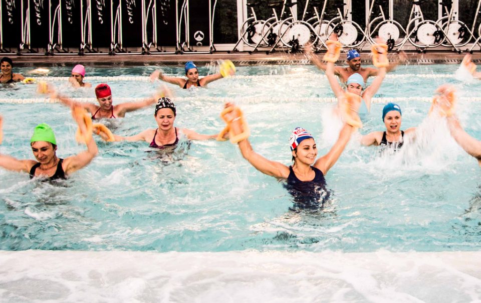 Lezione di Acqua Tabata con partecipanti che eseguono esercizi intensivi.