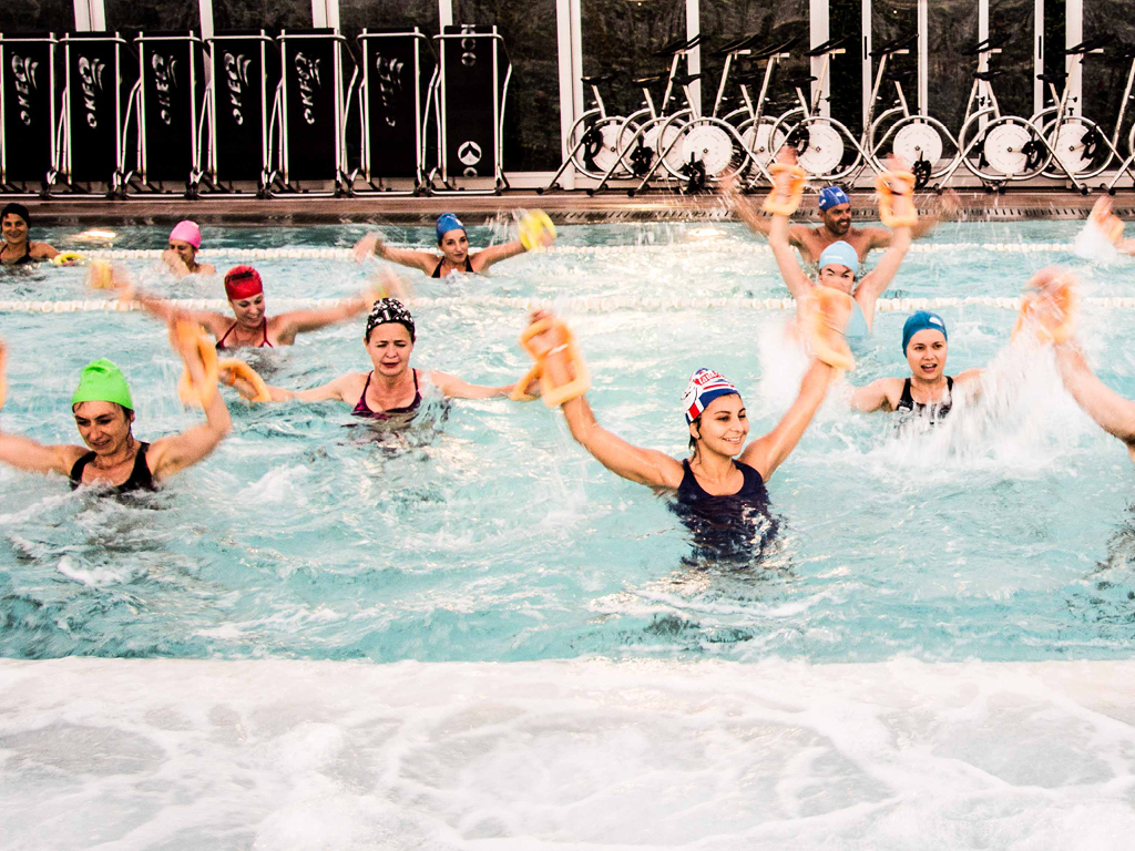 Lezione di Acqua Tabata con partecipanti che eseguono esercizi intensivi.