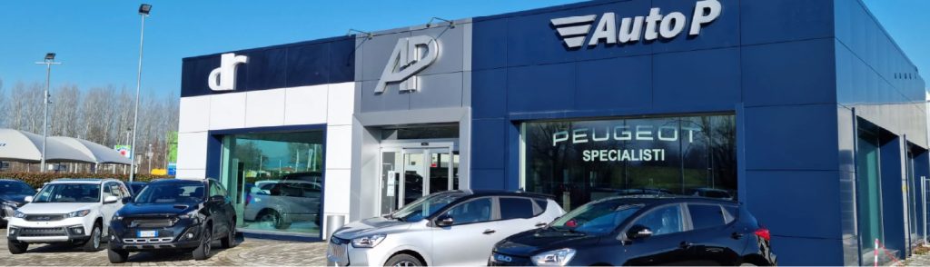 Concessionaria AutoP con vetture Peugeot esposte all’esterno.