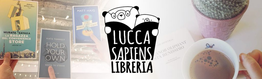 Banner della libreria Lucca Sapiens con libri e logo centrale illustrato.