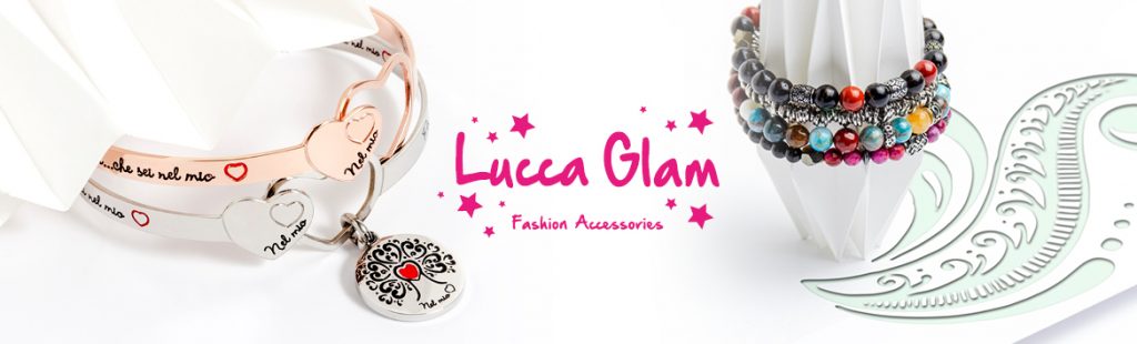Braccialetti colorati e pendenti Lucca Glam su sfondo bianco con logo centrale.