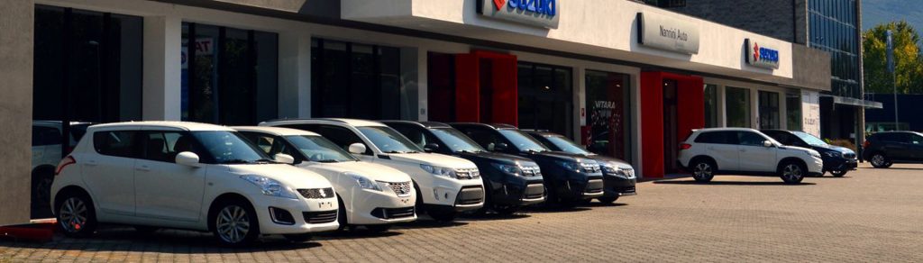 Concessionaria Nannini Auto con auto Suzuki parcheggiate all’esterno