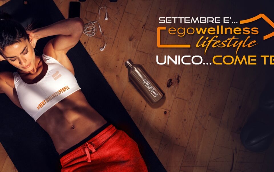 Donna su tappetino da palestra con abbigliamento sportivo EGO Wellness.