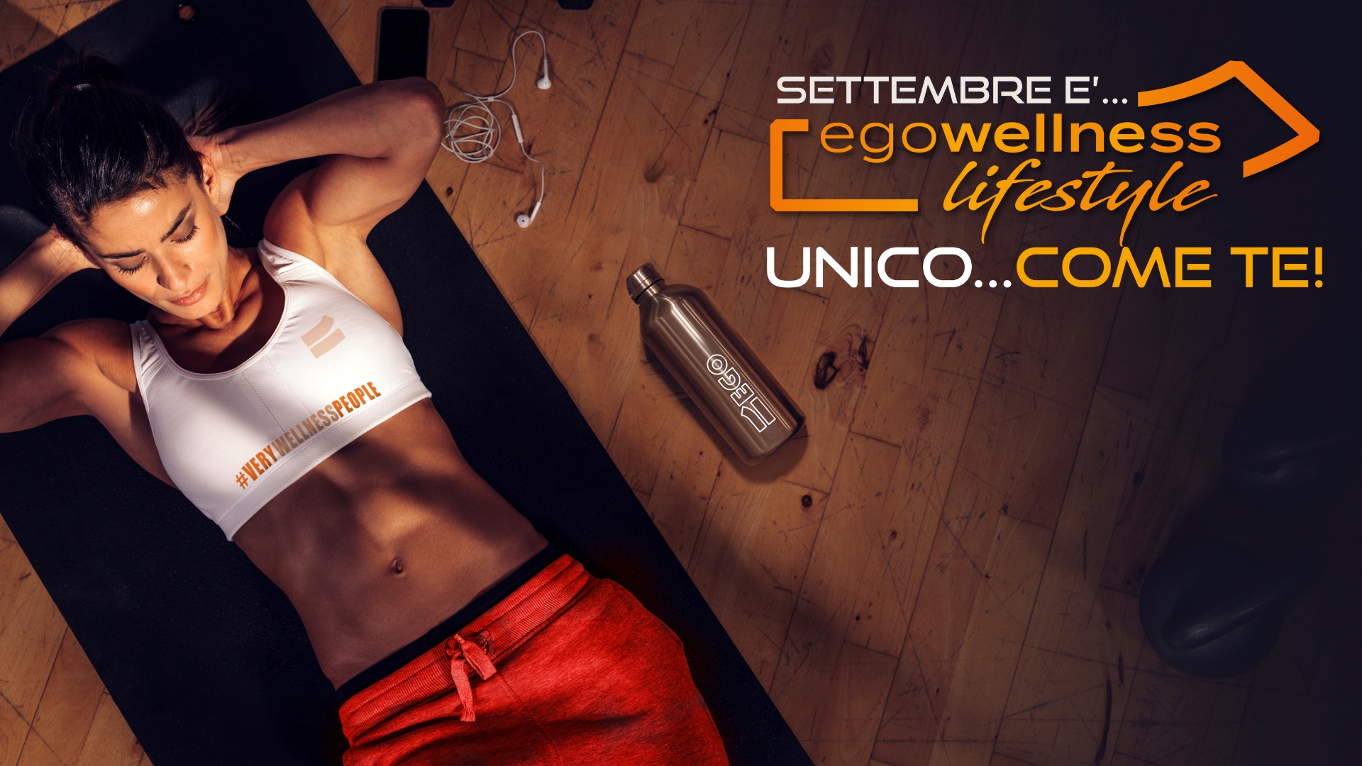 Donna su tappetino da palestra con abbigliamento sportivo EGO Wellness.