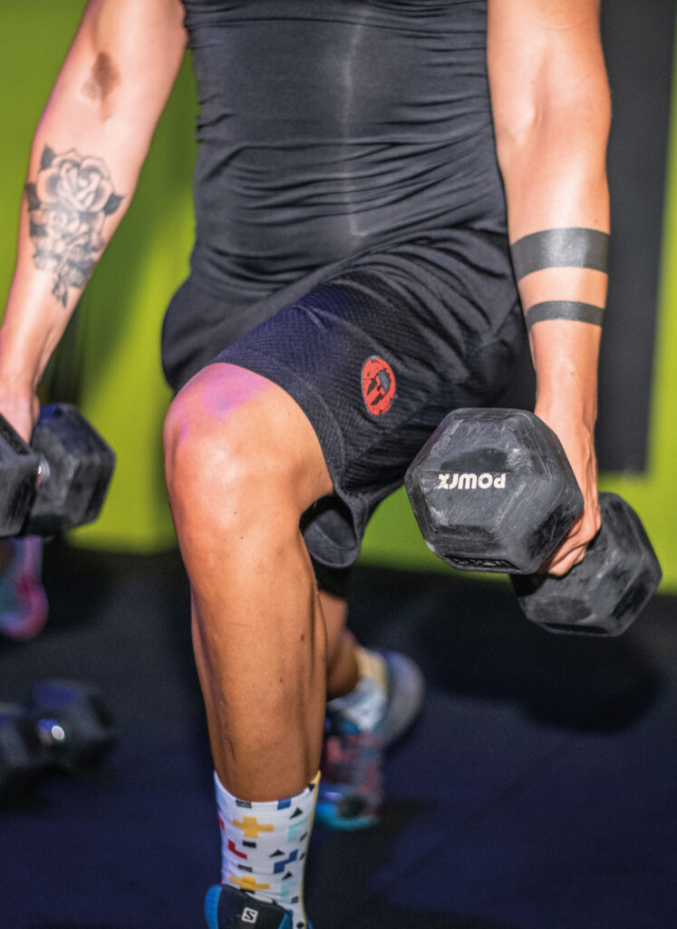 Uomo che si allena in studio functional durante il percorso 6 Pack Men di Ego Wellness