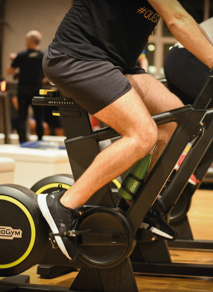 Uomo che si allena in sala fitness Artis durante il percorso 6 Pack Men di Ego Wellness